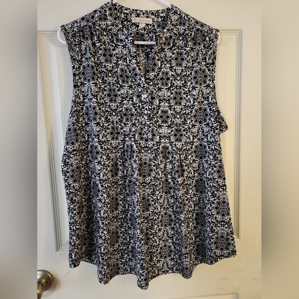 Sleeveless Black & White Printed V-Neck Blouse